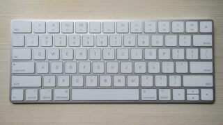 使い込んだPC周辺機器を並べる40代のデスク