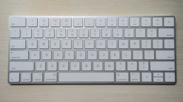 使い込んだPC周辺機器を並べる40代のデスク