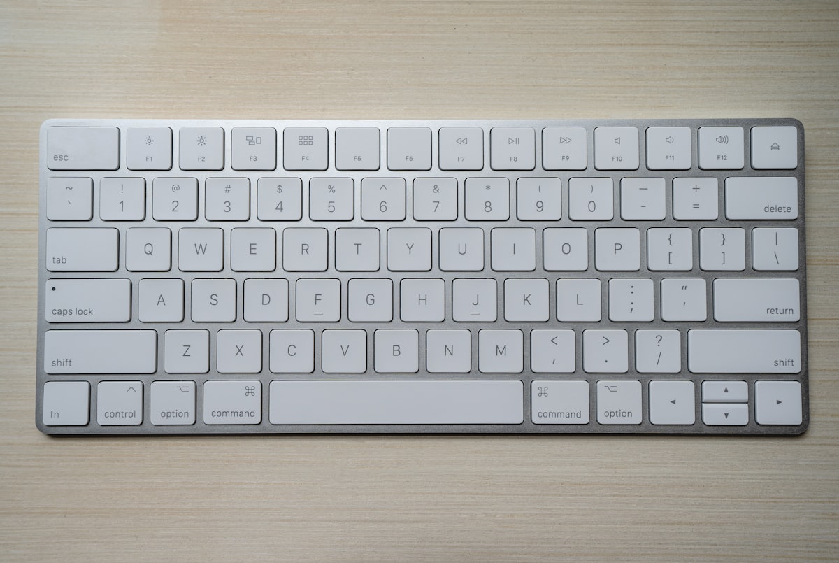 使い込んだPC周辺機器を並べる40代のデスク