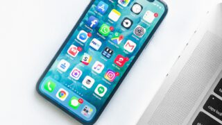 Galaxyのスマホを3年使い続ける40代の朝の机