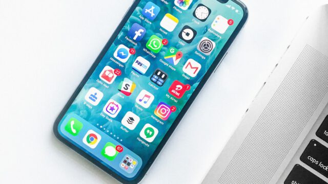 Galaxyのスマホを3年使い続ける40代の朝の机