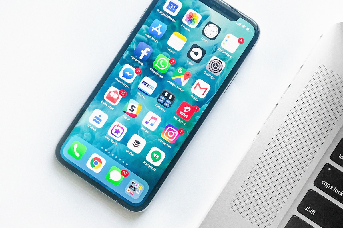 Galaxyのスマホを3年使い続ける40代の朝の机