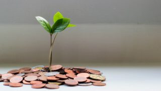 高配当株の配当金記録を見る40代の家計デスク