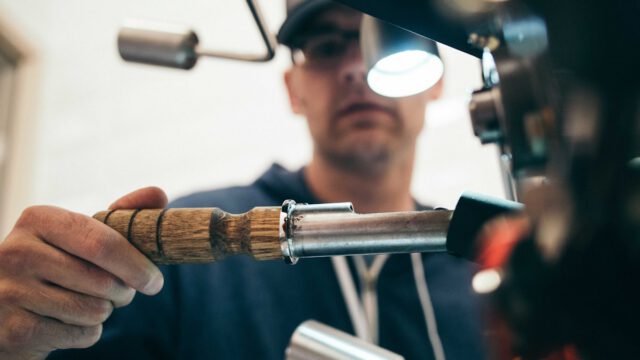 ガソリンスタンドで給油する40代の通勤途中