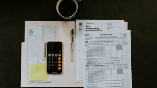 ふるさと納税のe-Tax入力を進める40代の確定申告の机