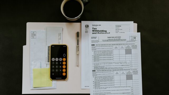 ふるさと納税のe-Tax入力を進める40代の確定申告の机