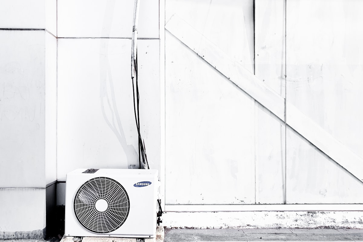 エアコンの室外機（エアコン2027年問題と電気代の準備のイメージ）