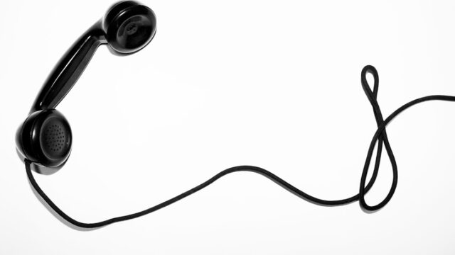 黒い電話の受話器とコード（詐欺対策・固定電話のイメージ）