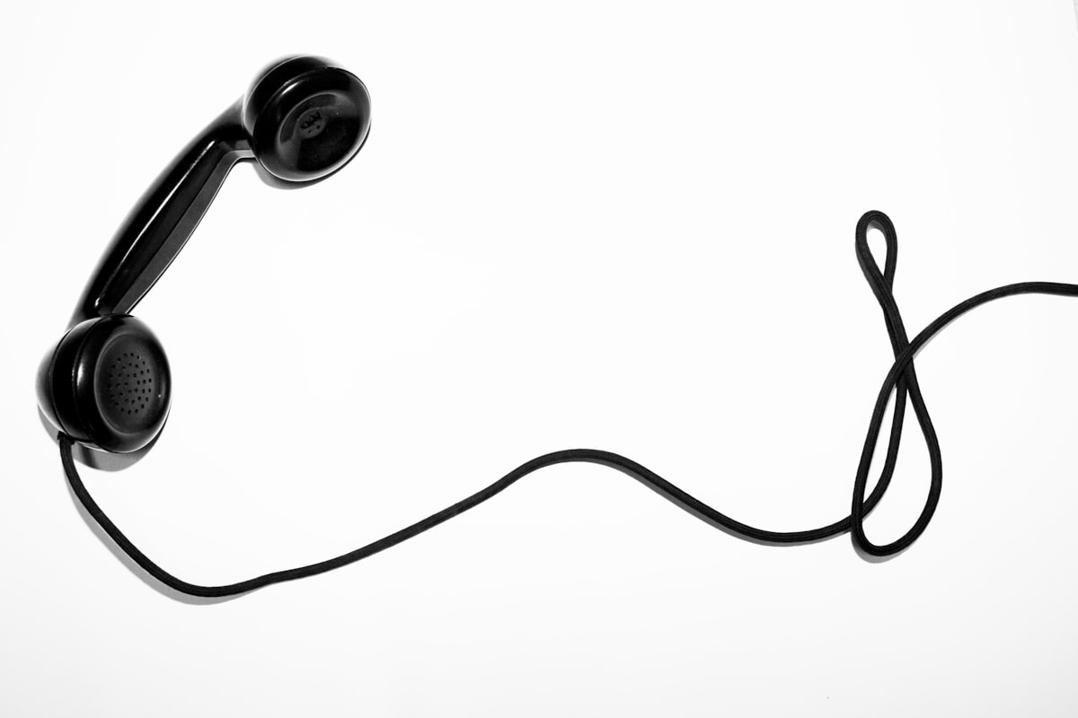 黒い電話の受話器とコード（詐欺対策・固定電話のイメージ）