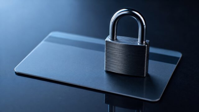 銀行カードの上に置かれた南京錠